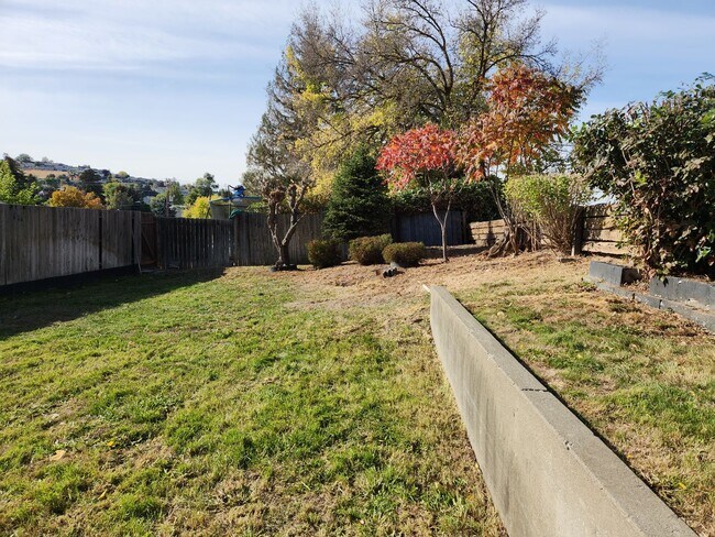 Foto del edificio - Selah 3br 1ba duplex with carport and WATE...