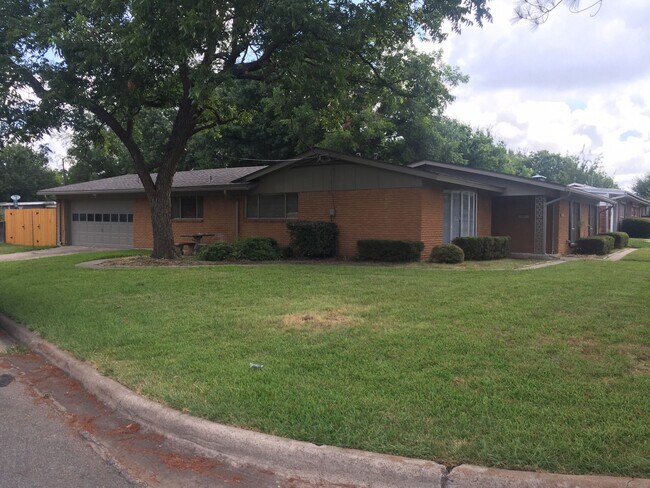 Building Photo - 429 W Lamberth Rd