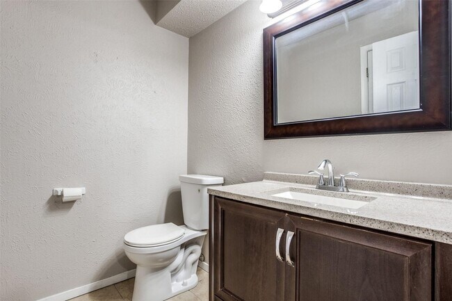 Building Photo - 2432-2434 Lakeview Cir