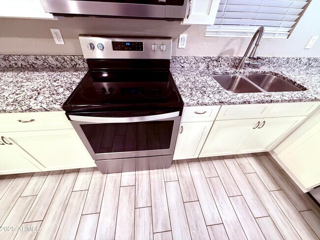 Foto del edificio - 937 N Wedgewood Dr