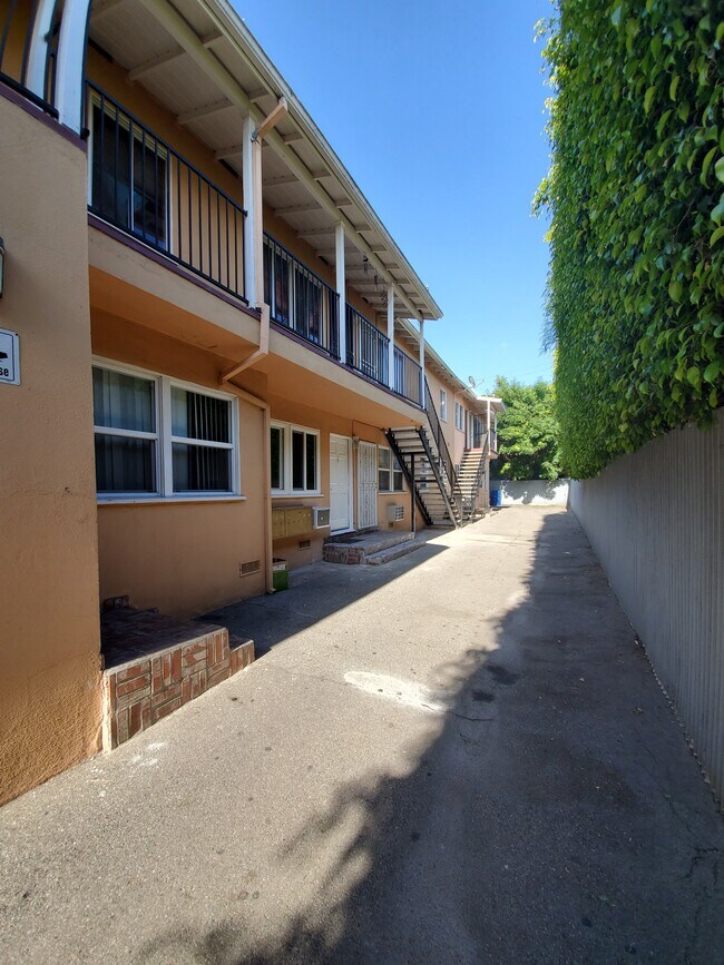 Building Photo - 1306 N Las Palmas Ave