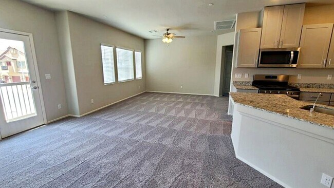 Foto del edificio - UPGRADED 2 BEDROOM TOWNHOME IN GATED COMMU...