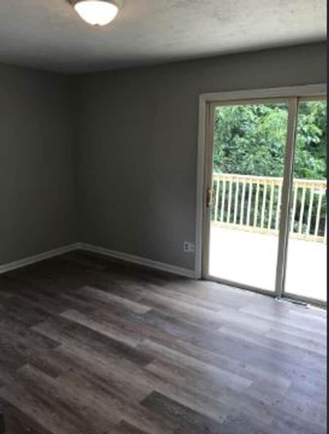 Building Photo - 653 Bishop Dr