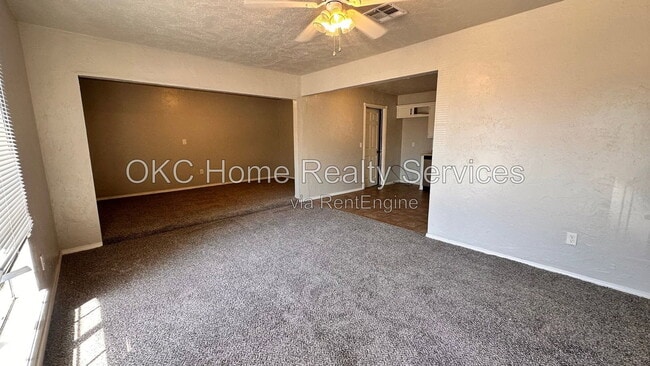 Building Photo - 8417 S Villa Ave