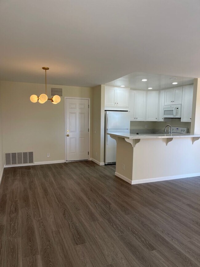 Building Photo - 3/2 Townhouse in Las Palmas UTC/La Jolla