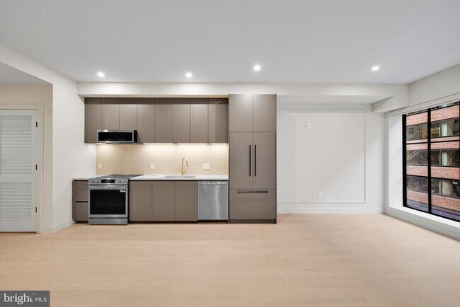 Foto del edificio - 2121 Ward Pl NW