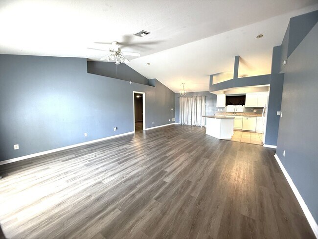 Foto del edificio - STUNNING 3+DEN/2BATH IN NW CAPE CORAL