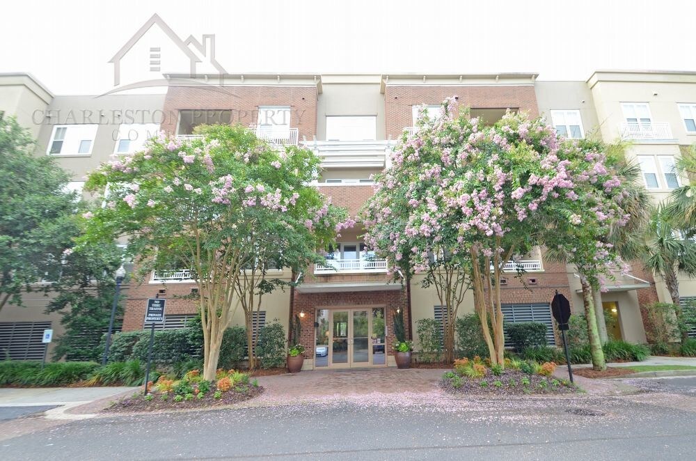 Foto principal - 200 River Landing Dr