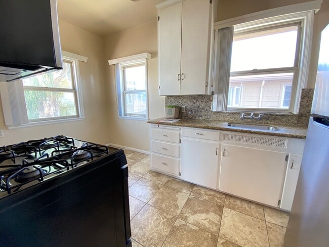 Building Photo - Move-In Ready! 1BR w/ AC & Parking Near Li...