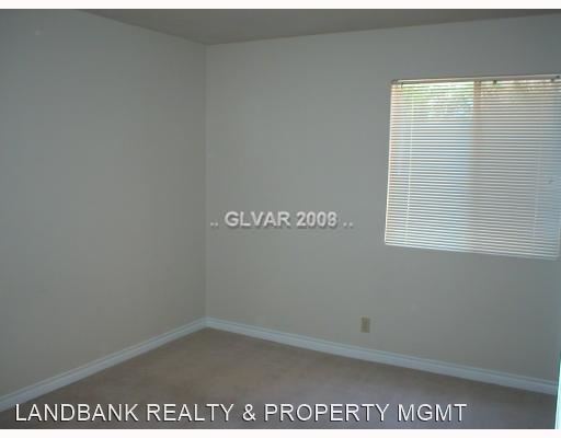 Building Photo - 4954 River Glen Dr