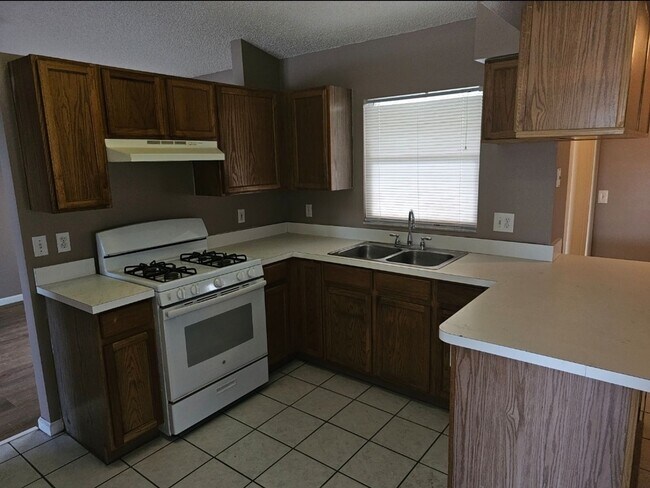 Building Photo - NICE!   LARGE 4 BEDROOM / 2 BATH / 2 CAR G...