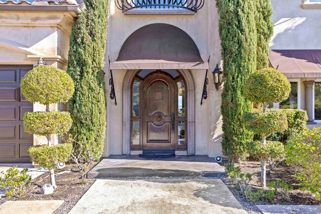Building Photo - Gorgeously Updated 5 Bedroom Home with Views!