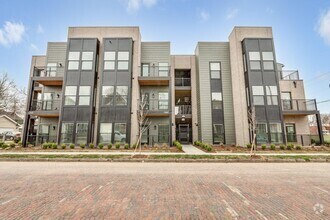 Building Photo - 1305 Oak St