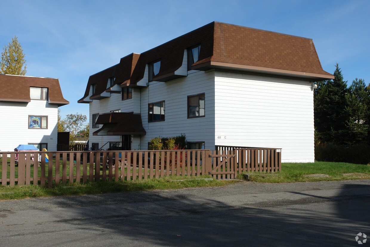 Building Photo - 611 W 47th Ave