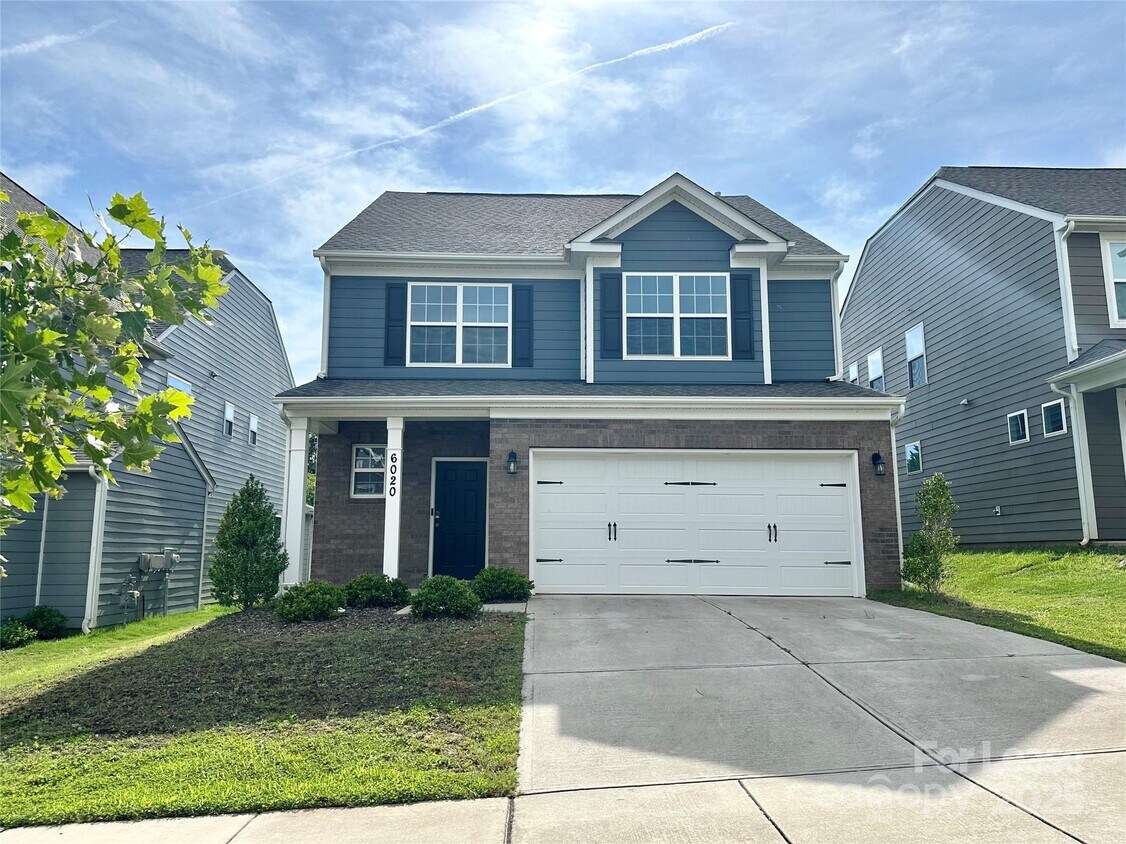 Foto principal - 6020 Hampstead Pond Ln
