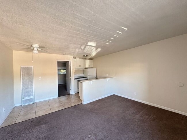 Building Photo - Gated, 1 Bed, 1 Bath Upstairs Apartment. L...