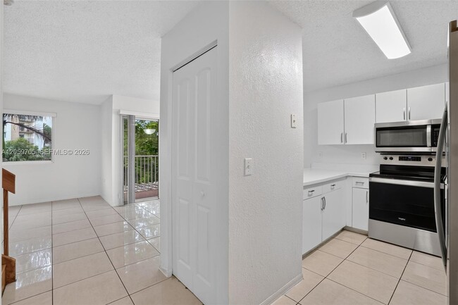 Building Photo - 6225 SW Kendale Lakes Cir