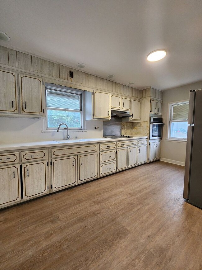 Building Photo - 1072 Amboy Ave