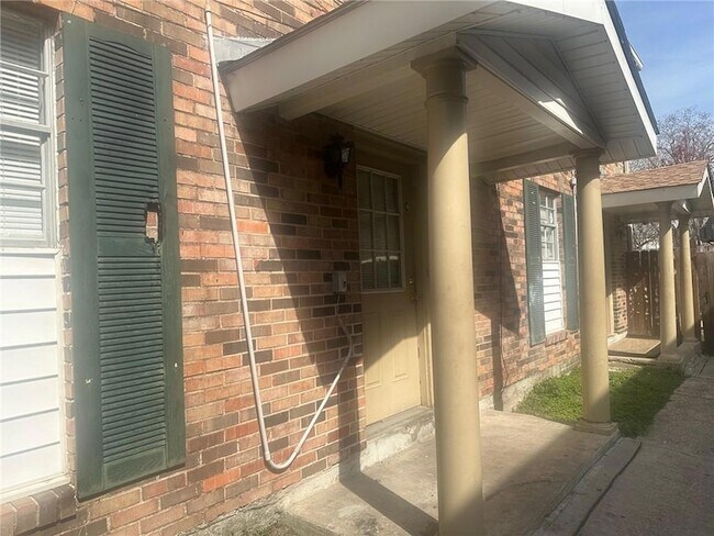 Building Photo - 2909 Lake Villa Dr