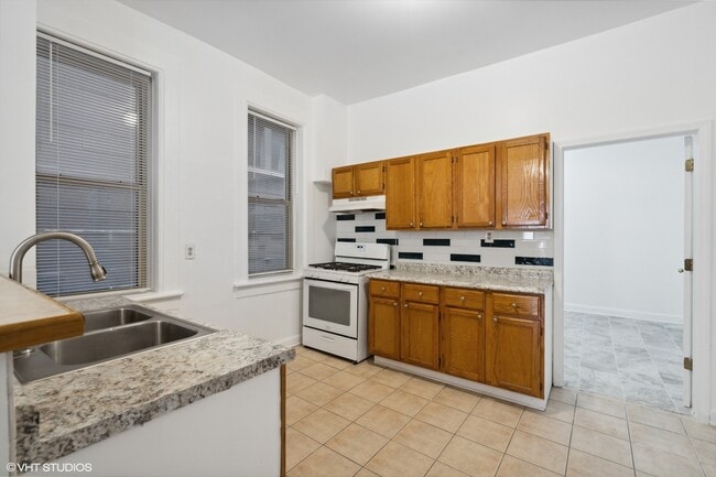 Building Photo - 560 W 18th St