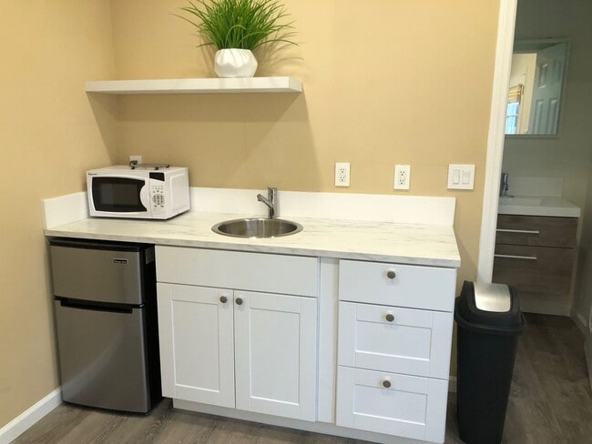 Foto del edificio - Tarzana- High End Compact Side House Studio