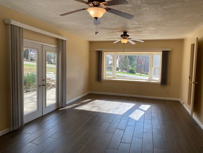 Building Photo - 313 St George Dr