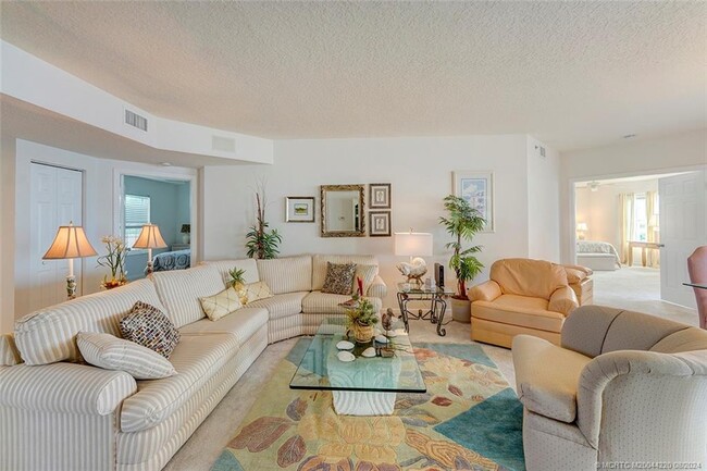 Foto del edificio - 5700 NE Island Cove Way