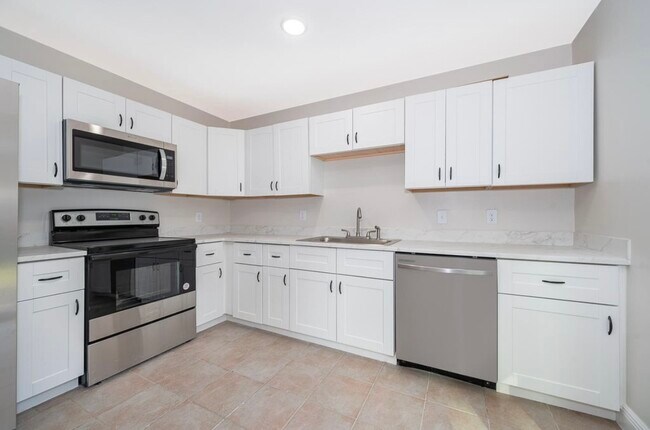 Building Photo - 731 Greenway Pl