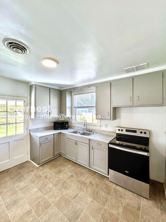 Foto del edificio - 7514 Woodman Rd