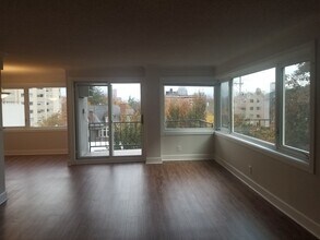 Building Photo - 2211 SW Park Pl