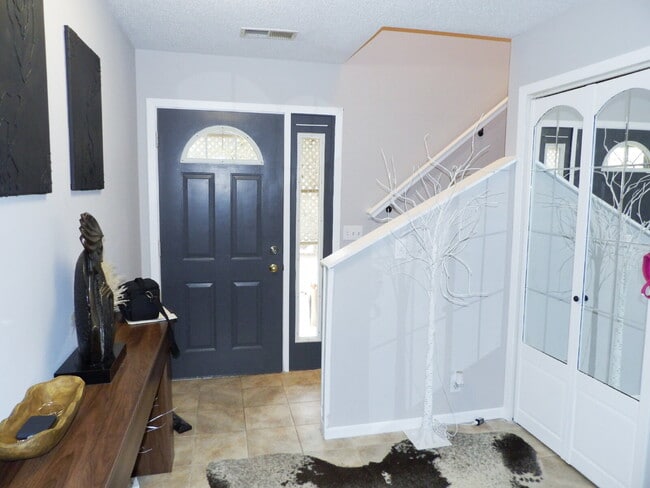 Building Photo - Spacious 3BR + Bonus Room in Inver Grove Heights – Attached Garage & Pet Friendly!