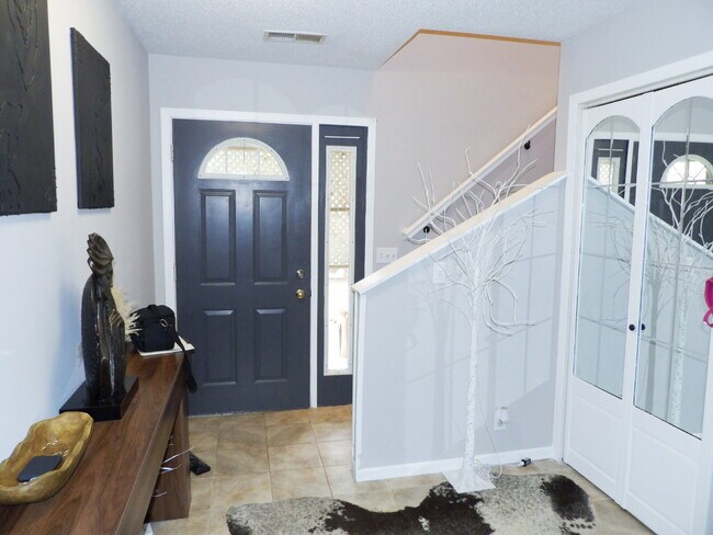 Foto del edificio - Spacious 3BR + Bonus Room in Inver Grove Heights – Attached Garage & Pet Friendly!