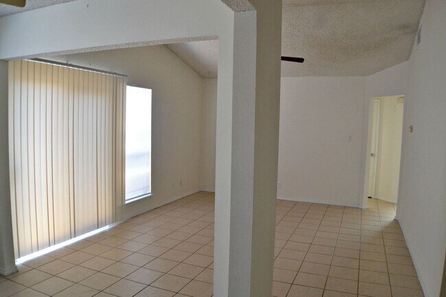 Foto del edificio - 2 Bedroom 1 Bath 1 car garage Duplex in De...