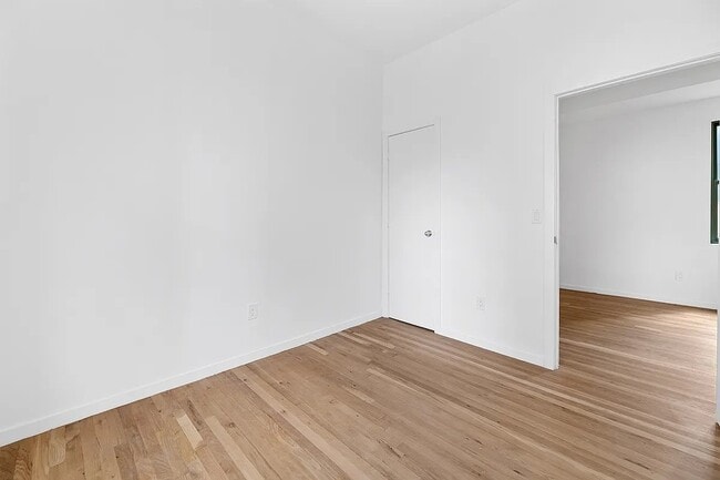 Foto del edificio - 239 W 63rd St