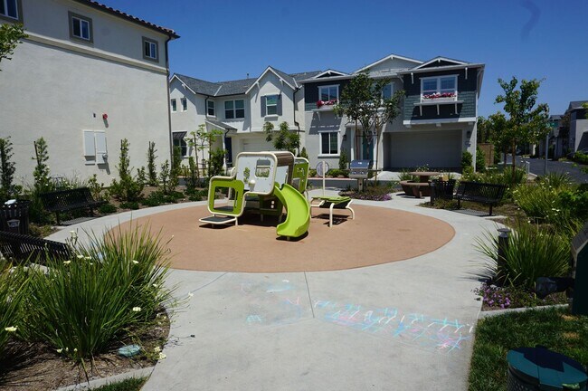 Foto del edificio - Stunning 4 Bedroom 3 Bath Plus Loft Home in Costa Mesa