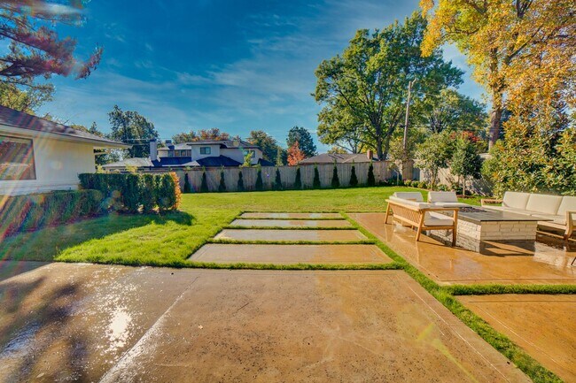 Building Photo - Modern, fully equipped smart home