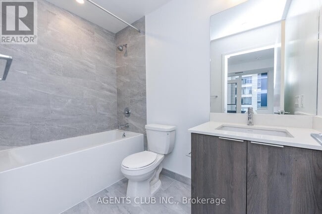 Photo du bâtiment - 395 Square One Dr