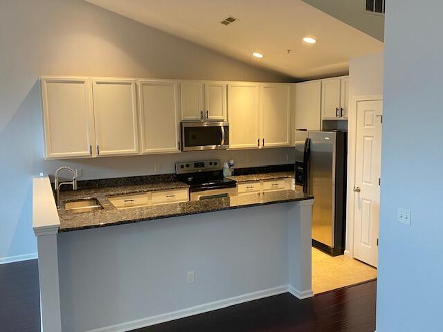 Building Photo - 119 W Oakbrook Dr