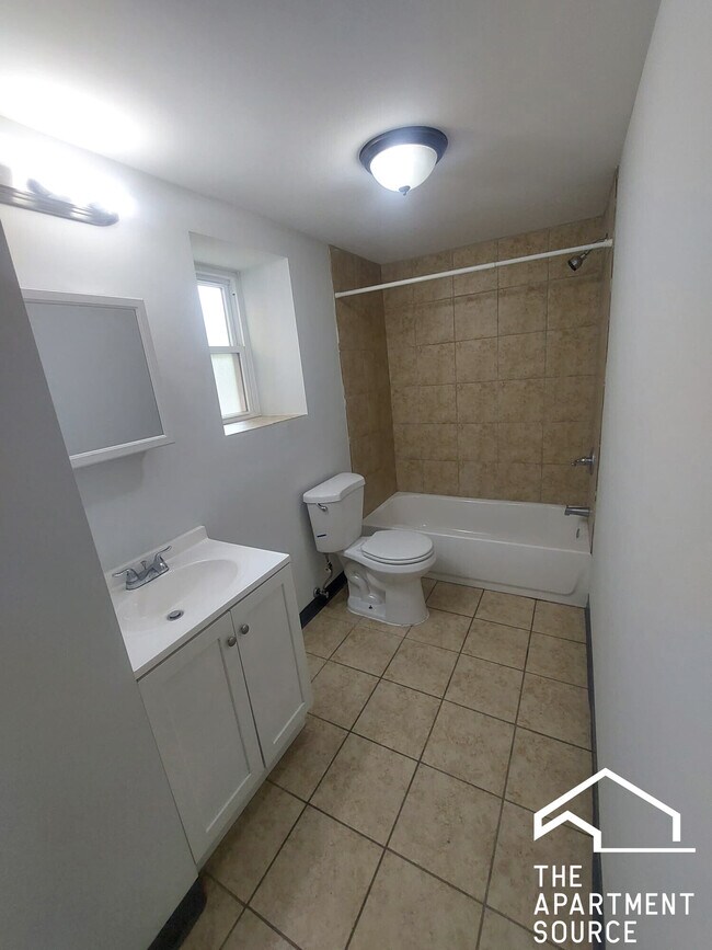 Building Photo - 4038 W Dickens Ave