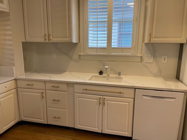 Building Photo - Rare East Sacramento home available!