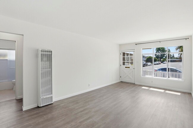 Building Photo - 2105 Royal Dr