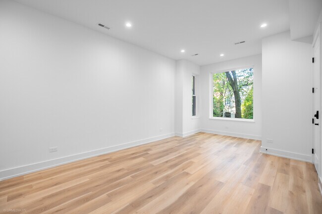 Foto del edificio - 2113 N Kenmore Ave