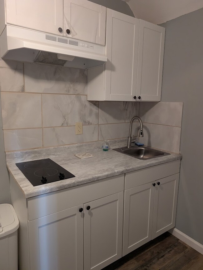 Foto del edificio - Room in Apartment on Karl Ct