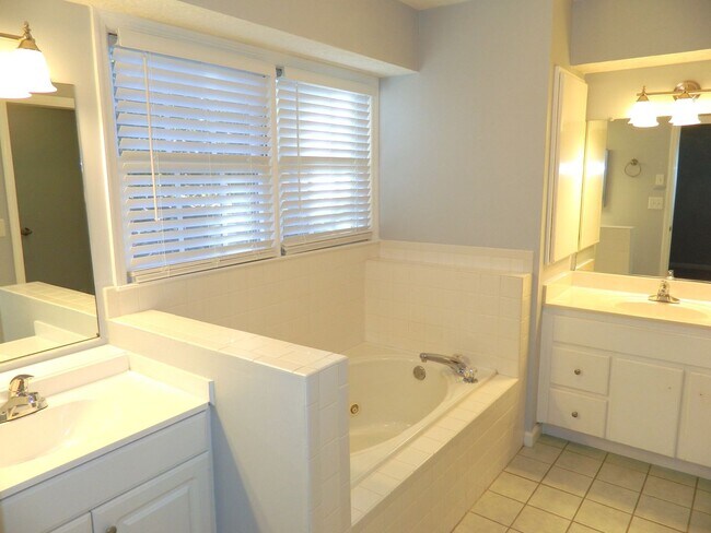Building Photo - Home For Rent - 1755 Gregory Lake Rd North...