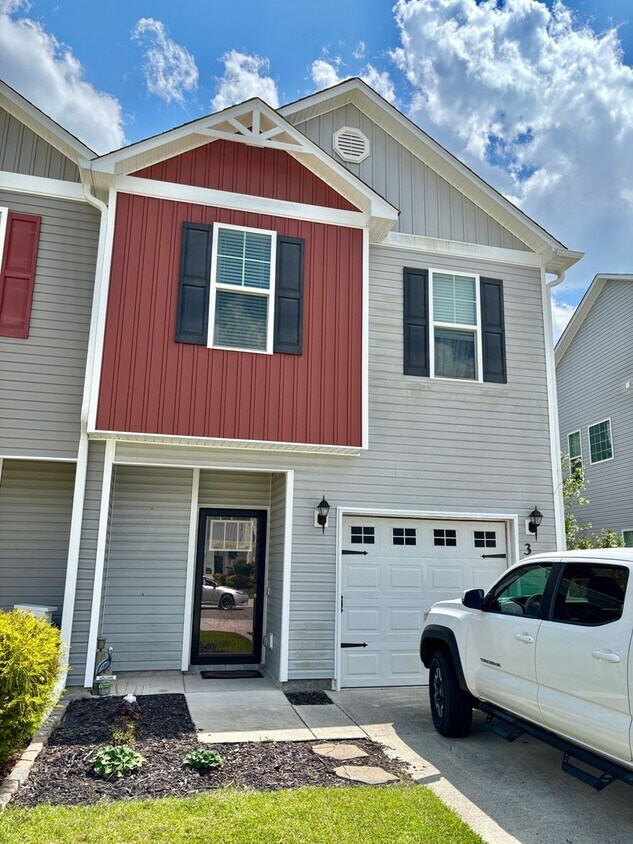 Foto principal - Spacious 3 Bed Townhome w/ Garage