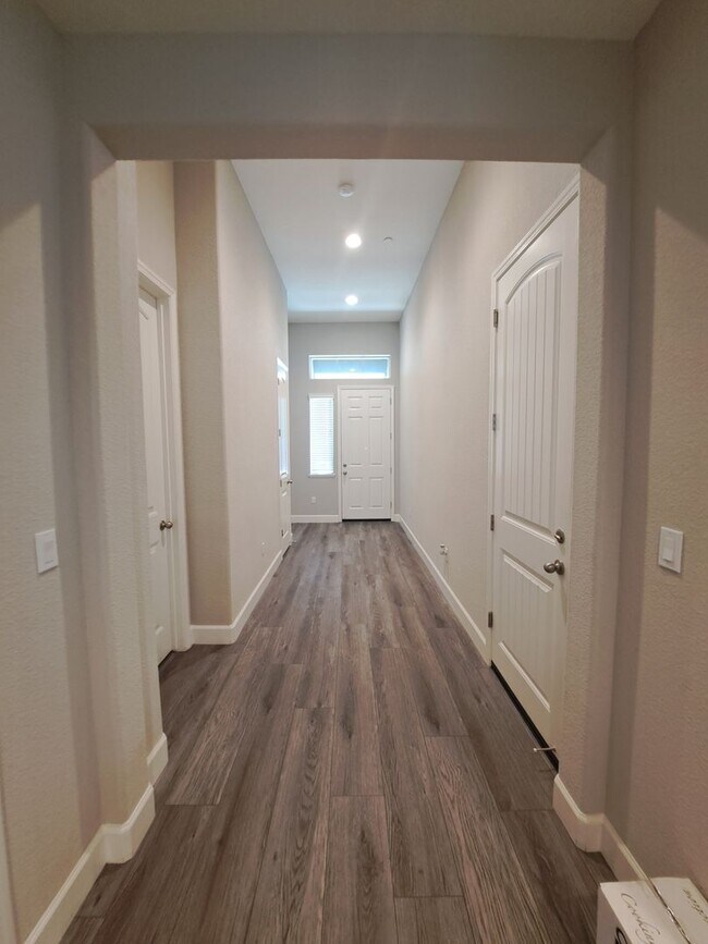 Building Photo - Feels Like a Model Home