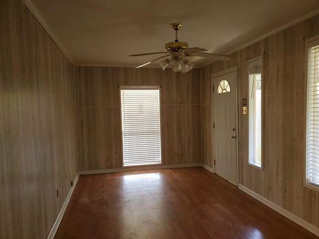 Building Photo - 4 br, 1.5 bath House - 4376 Henry