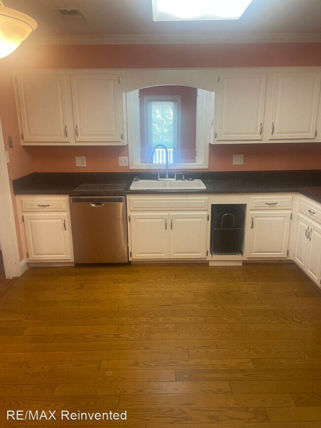 Building Photo - 3 br, 2.5 bath House - 661 Crown Point