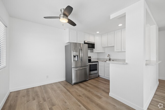 1BR, 1BA - 795SF - Kitchen - Oceana Apartments