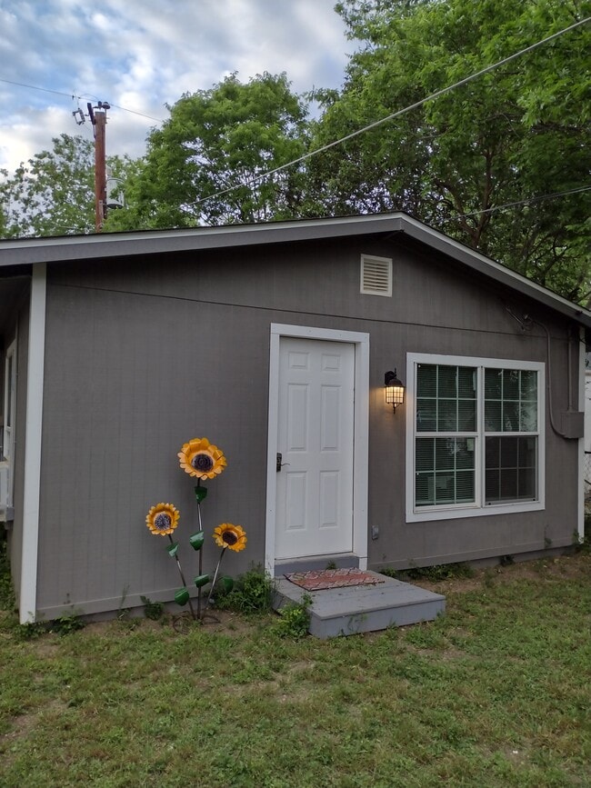 Building Photo - 611 Burwood Ln